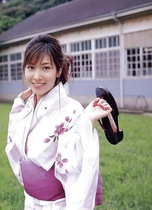 21P Japanese Girls in Kimonos