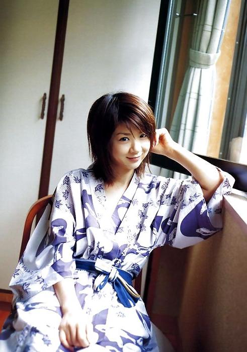 21P Japanese Girls in Kimonos