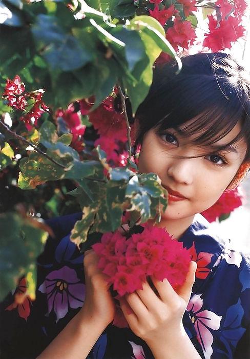 21P Japanese Girls in Kimonos