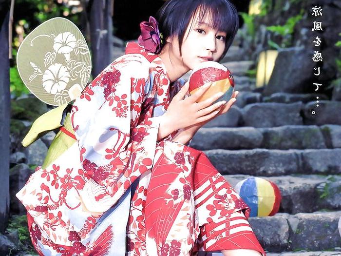 21P Japanese Girls in Kimonos
