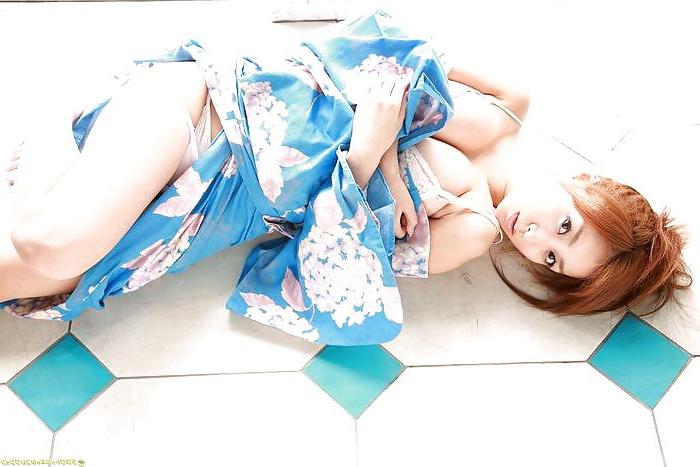 21P Japanese Girls in Kimonos