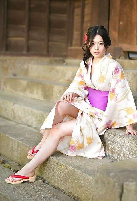 21P Japanese Girls in Kimonos