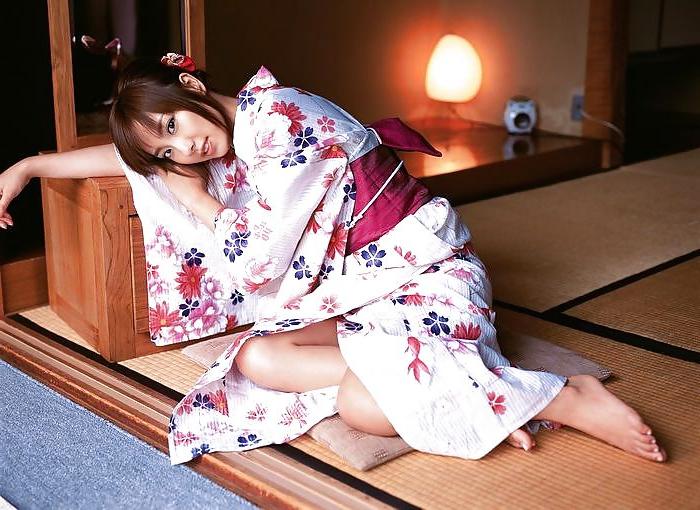 21P Japanese Girls in Kimonos