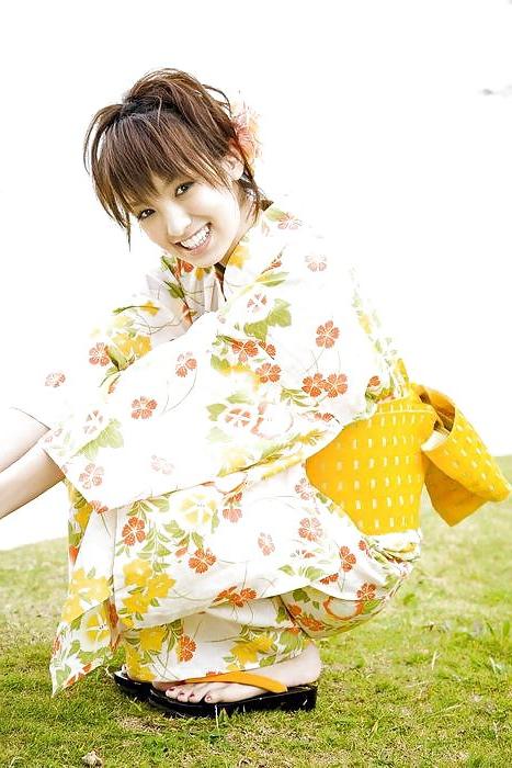 21P Japanese Girls in Kimonos