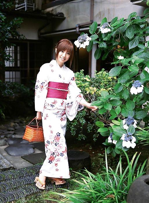 21P Japanese Girls in Kimonos