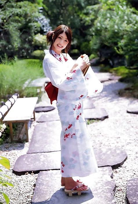 21P Japanese Girls in Kimonos