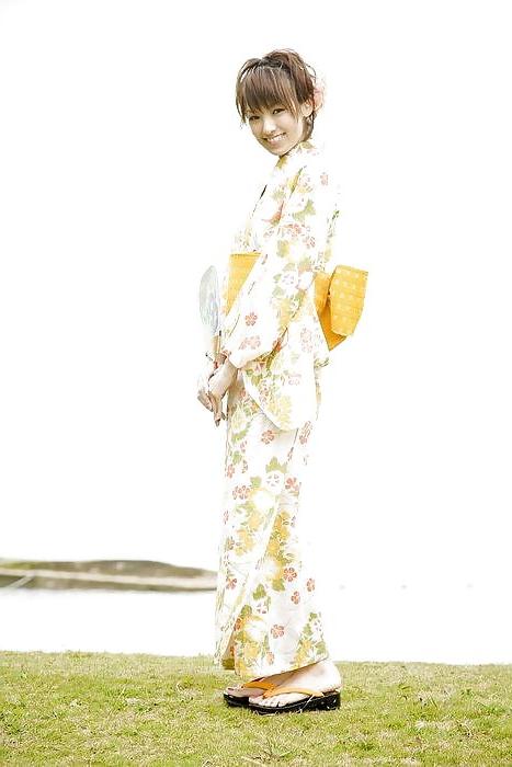 21P Japanese Girls in Kimonos