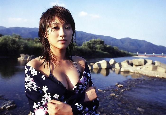 21P Japanese Girls in Kimonos