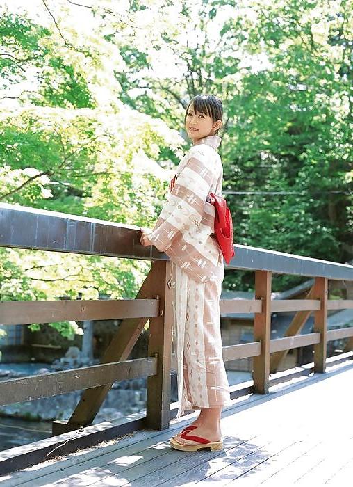 21P Japanese Girls in Kimonos