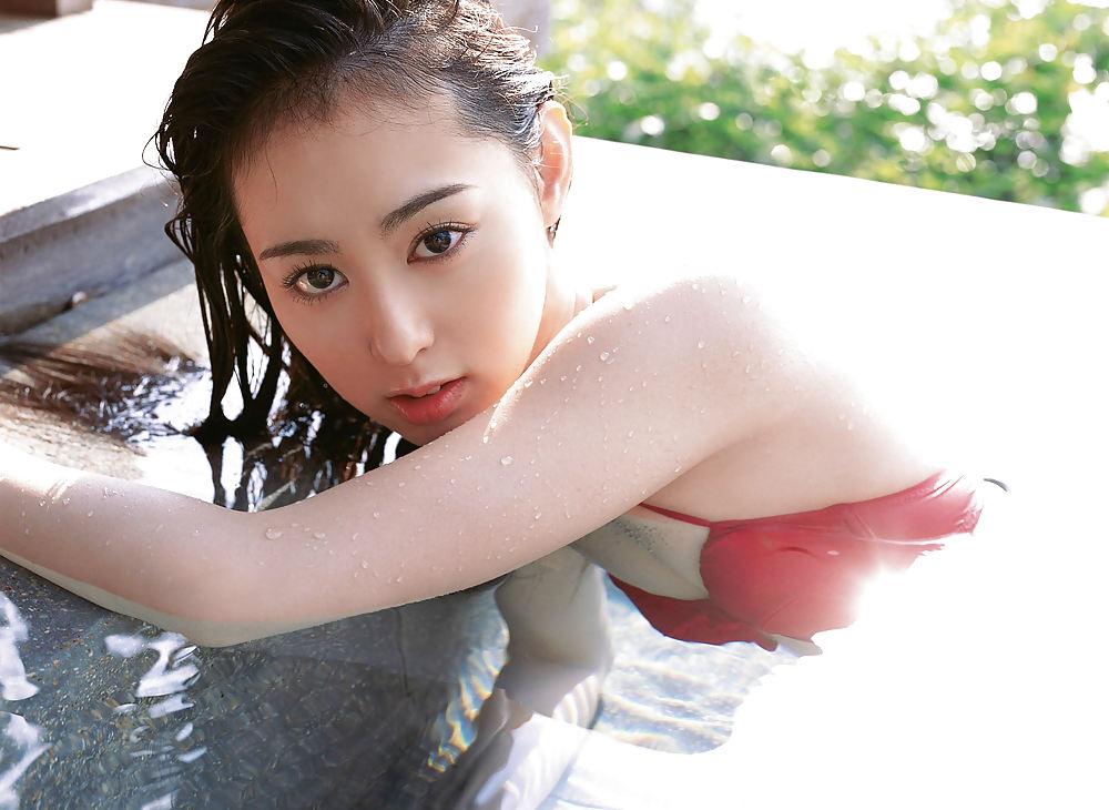 25P Japanese Bikini Babes-Rina Akiyama (1)