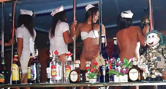 25P Mädchen tanzen auf der Bar, darunter Coyote Ugly