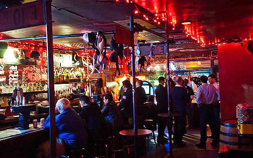 25P Mädchen tanzen auf der Bar, darunter Coyote Ugly