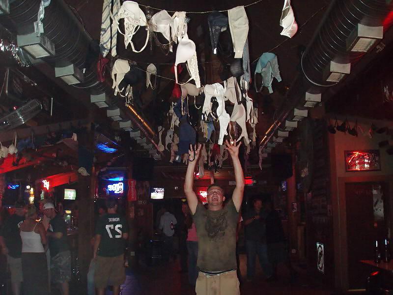 25P Mädchen tanzen auf der Bar, darunter Coyote Ugly