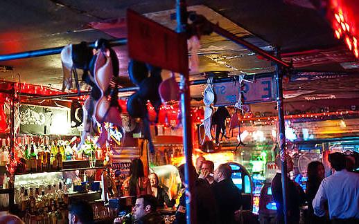 25P Mädchen tanzen auf der Bar, darunter Coyote Ugly