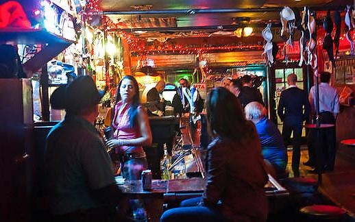 25P Mädchen tanzen auf der Bar, darunter Coyote Ugly