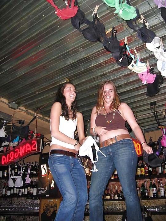 25P Mädchen tanzen auf der Bar, darunter Coyote Ugly