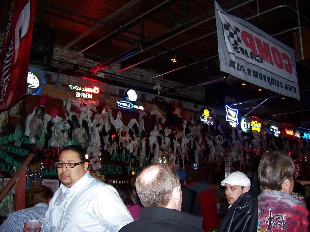25P Mädchen tanzen auf der Bar, darunter Coyote Ugly