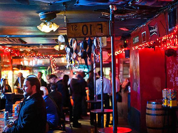 25P Mädchen tanzen auf der Bar, darunter Coyote Ugly