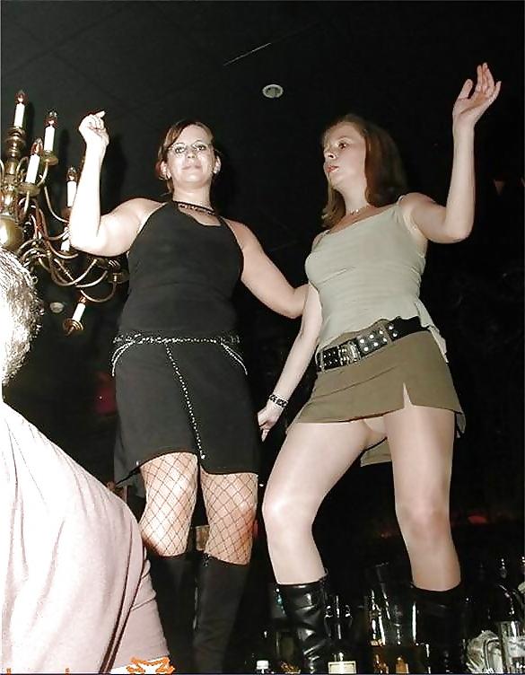 25P Mädchen tanzen auf der Bar, darunter Coyote Ugly