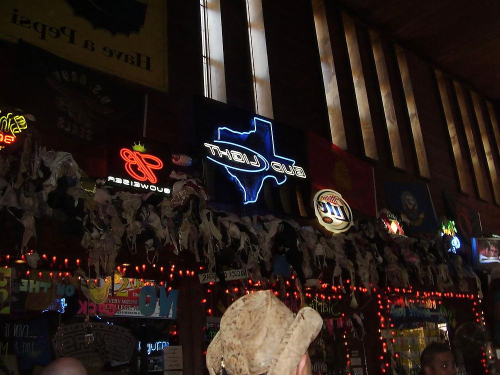 25P Mädchen tanzen auf der Bar, darunter Coyote Ugly