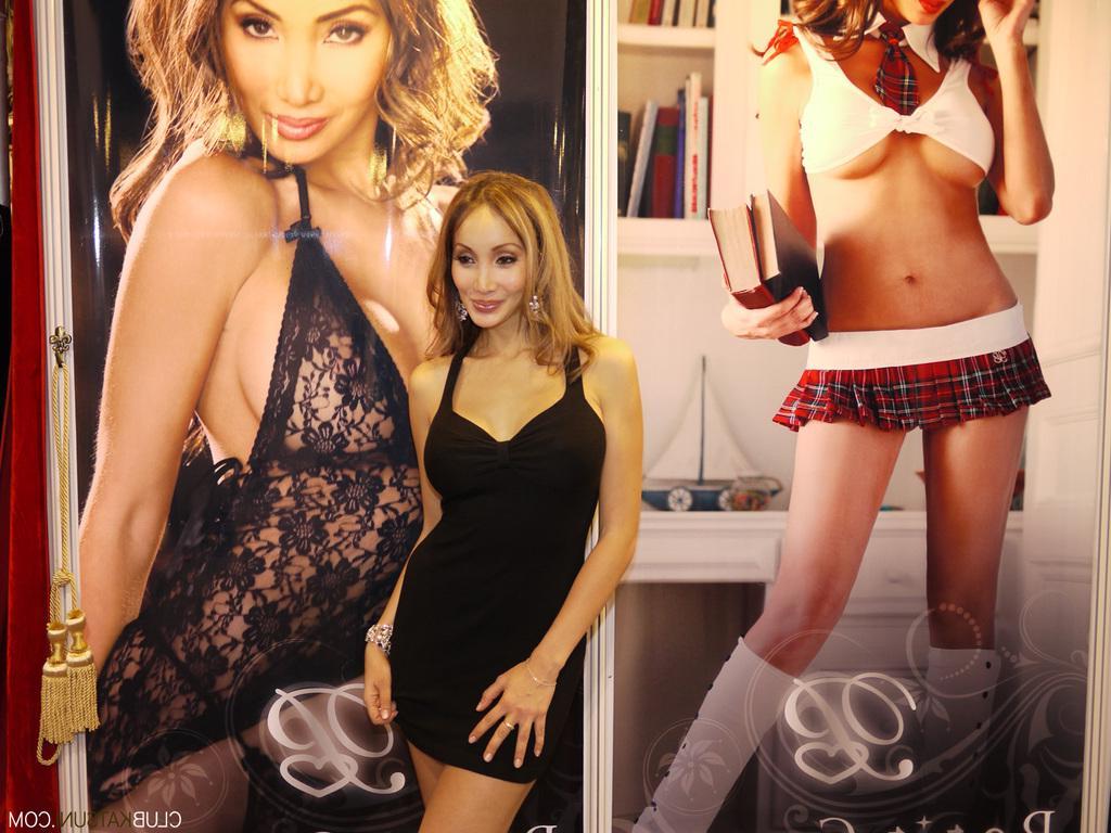 15P Katsuni at an adult awards expo