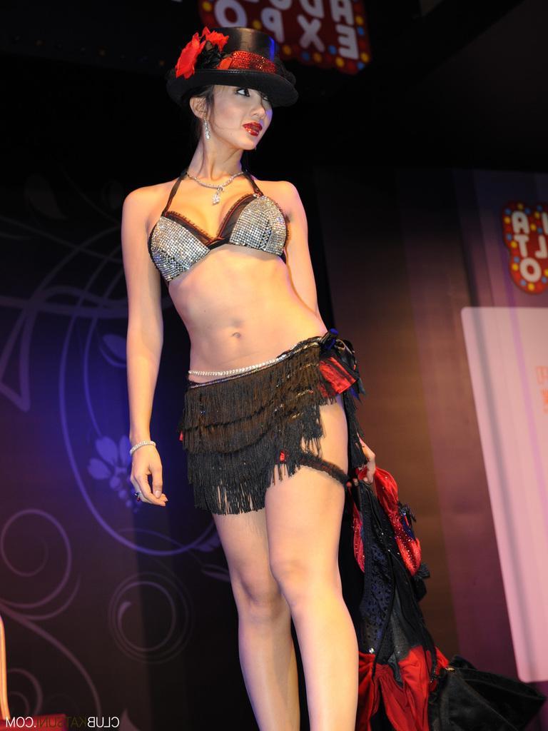15P Katsuni at an adult awards expo