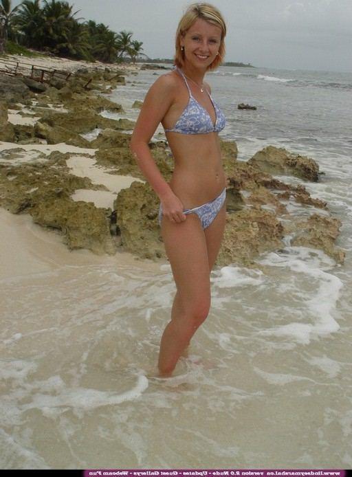 15P Lindsey strips out of her bikini on the beach
