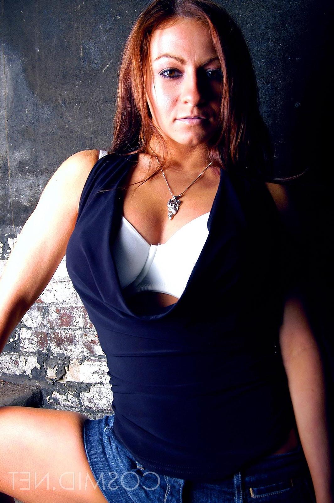 16P Melissa gives you a hot strip-tease in the basement