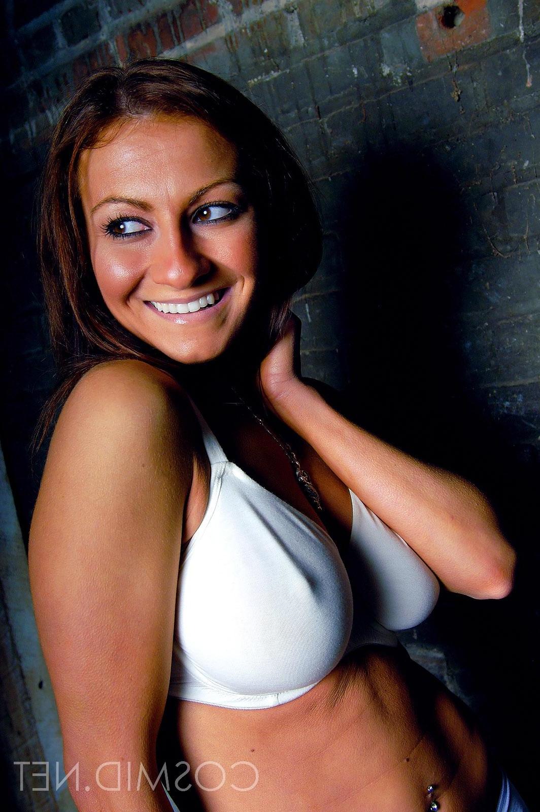 16P Melissa gives you a hot strip-tease in the basement