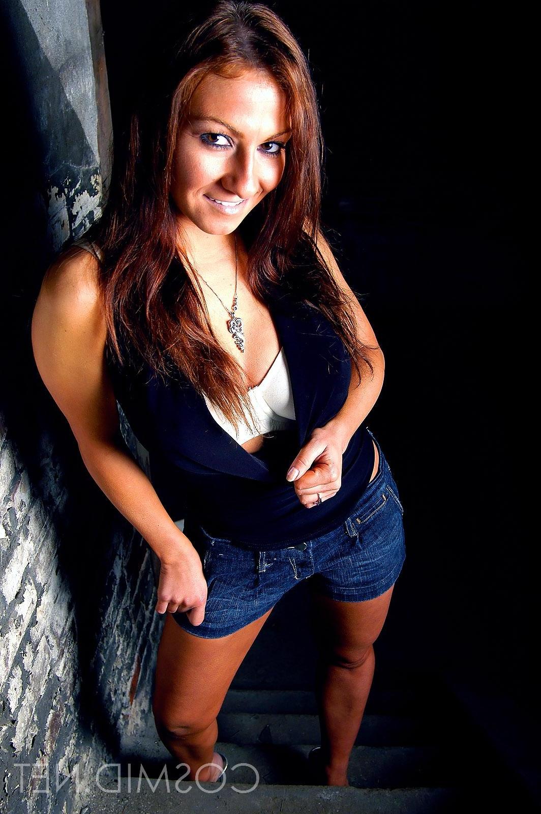 16P Melissa gives you a hot strip-tease in the basement
