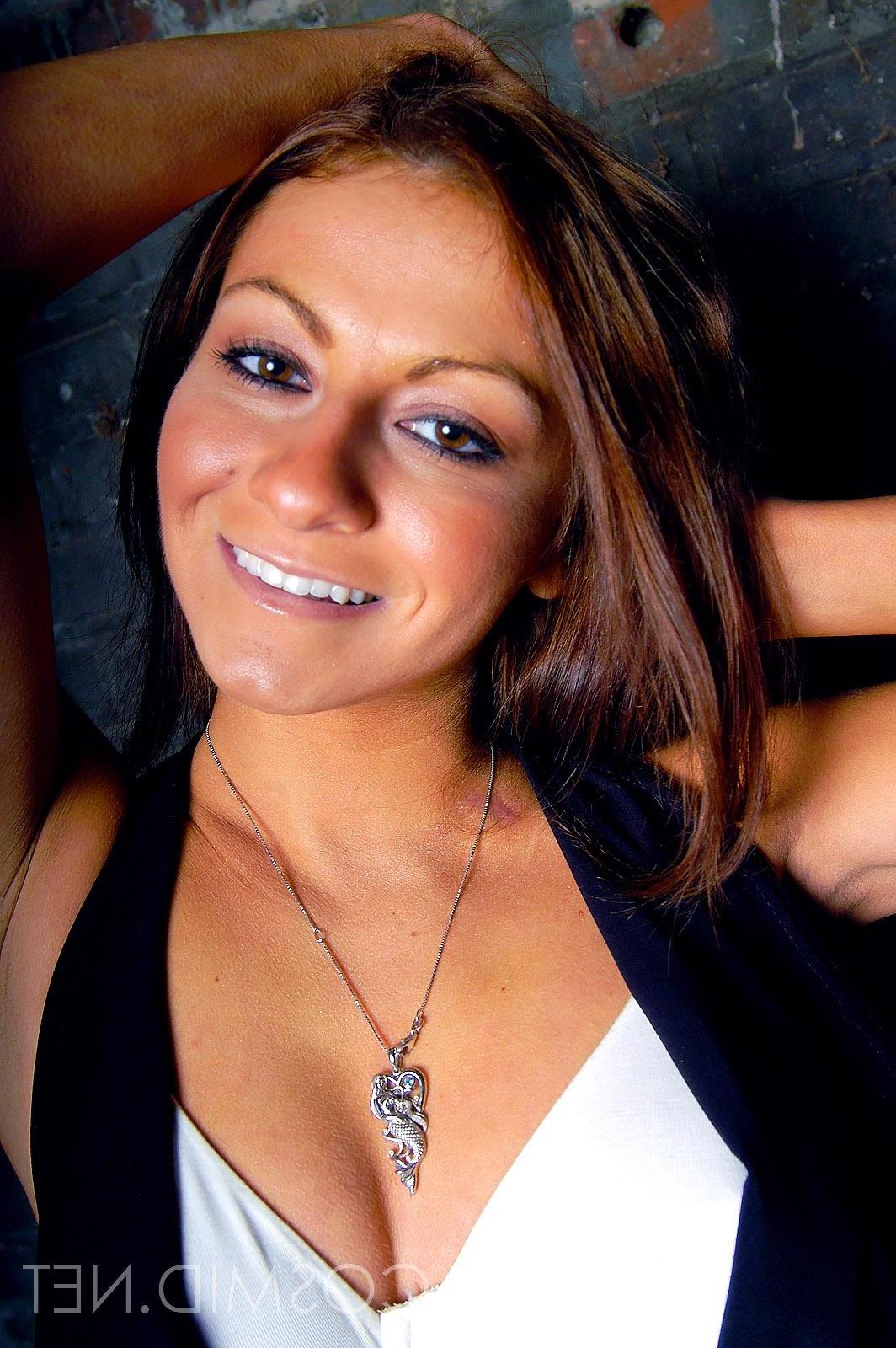 16P Melissa gives you a hot strip-tease in the basement