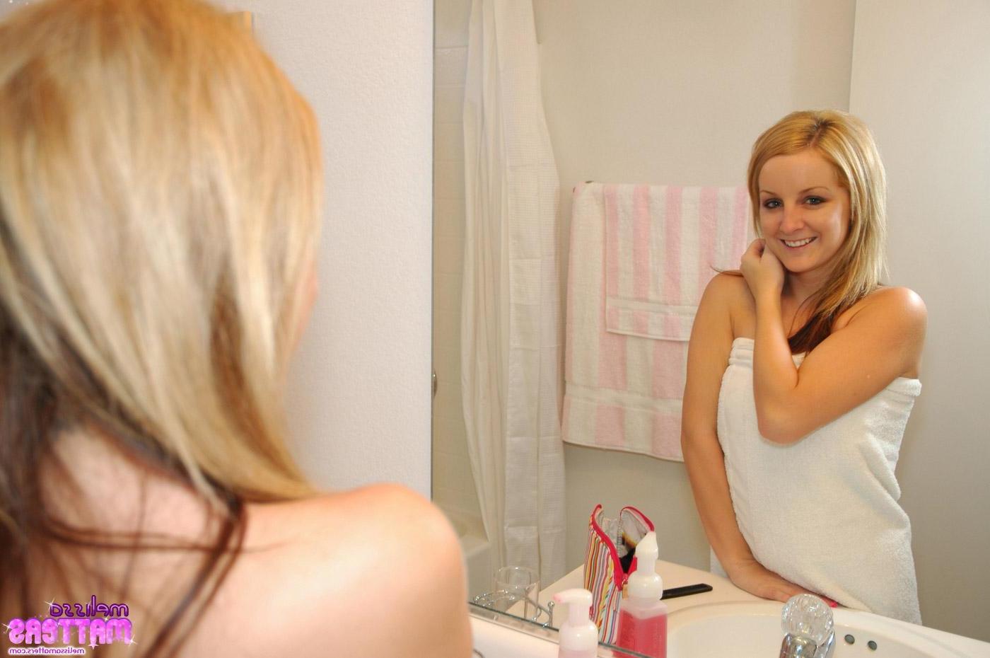 16P Pictures of Melissa Matters taking a hot bath