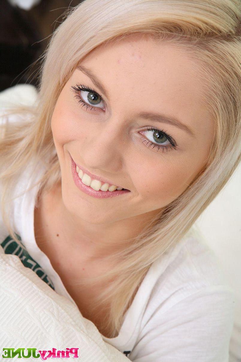15P Pictures of teen amateur Pinky June waiting for you in bed