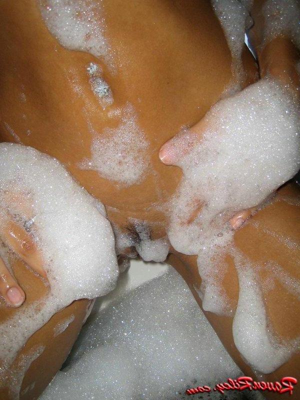 20P Raven Taking A Bubble Bath