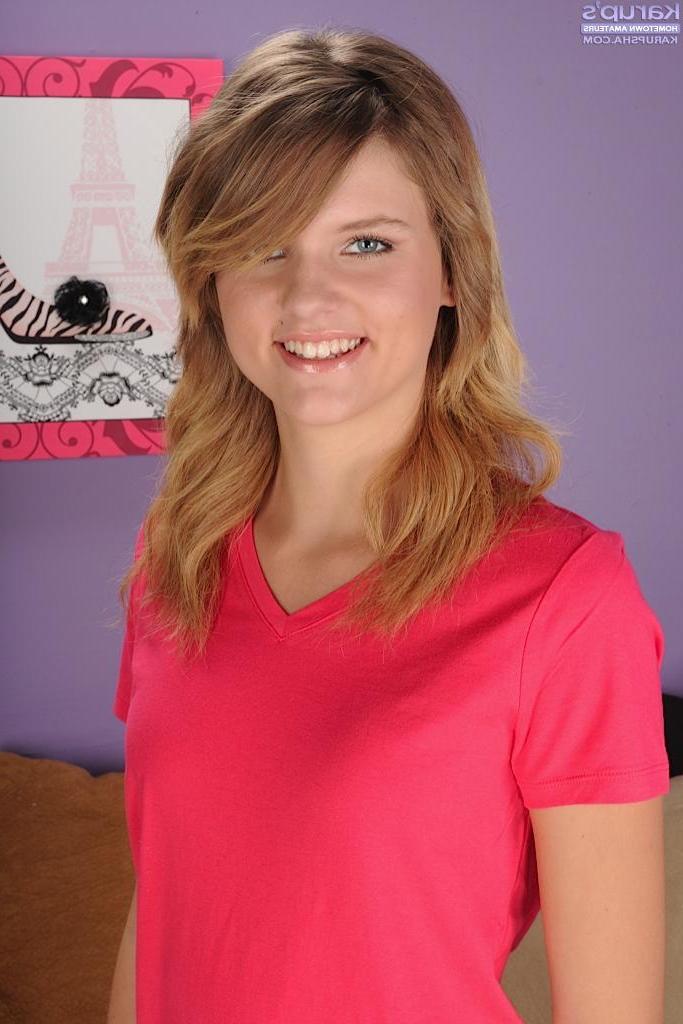 15P Girl next door Scarlett Fever spreads her pussy