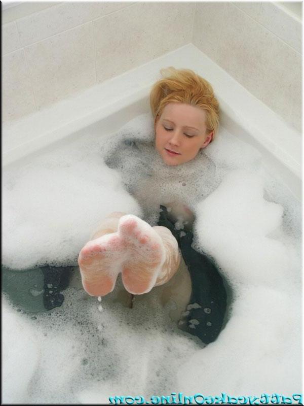 16P Pictures of Pattycake getting all wet for you in the bath