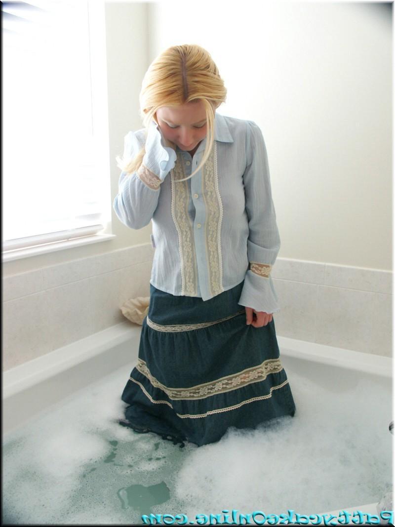 16P Pictures of Pattycake getting all wet for you in the bath