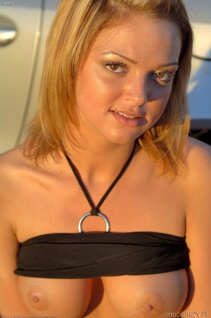 20P Pictures of teen girl Jessy showing her pussy outside