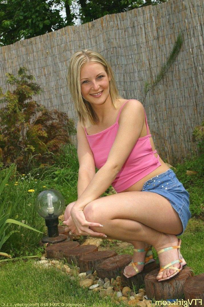 20P Pictures of teen girl Elle doing some naked weeding