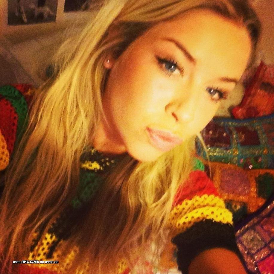 14P Amateur sexy chick's hot non-nude vacation pics