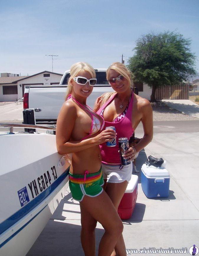 20P Pictures of hot girls teasing with their bodies