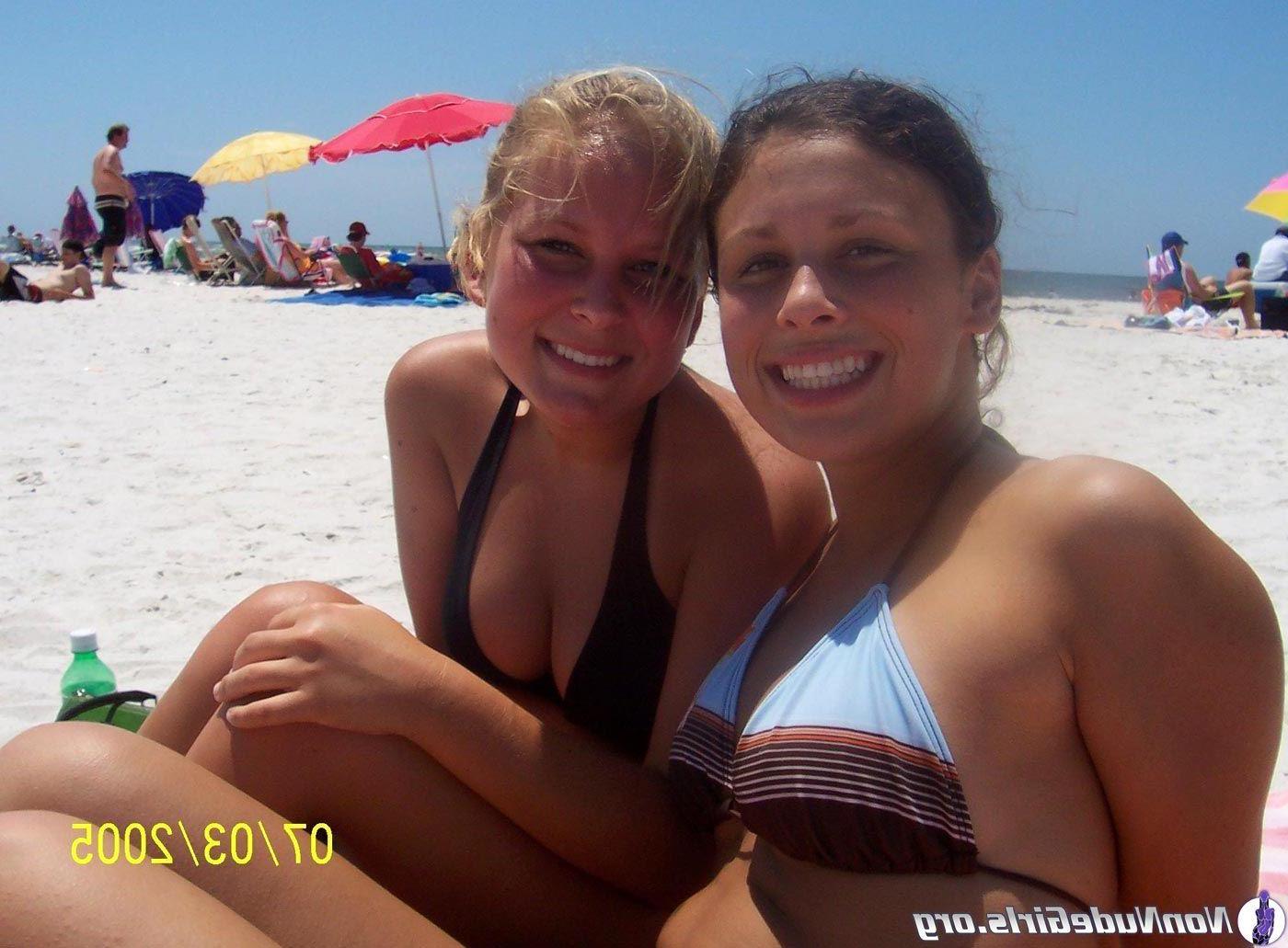 20P Pictures of hot girls teasing with their bodies