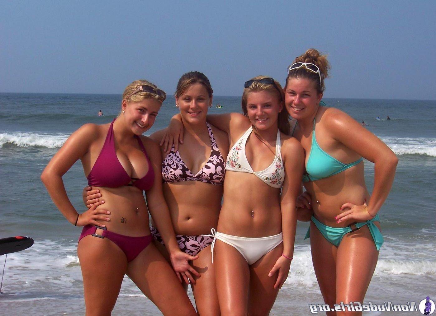 20P Pictures of hot girls teasing with their bodies