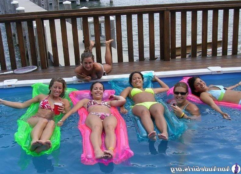 20P Pictures of hot girls teasing with their bodies