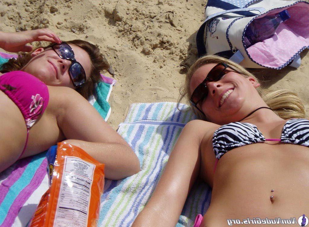 20P Pictures of hot girls teasing with their bodies