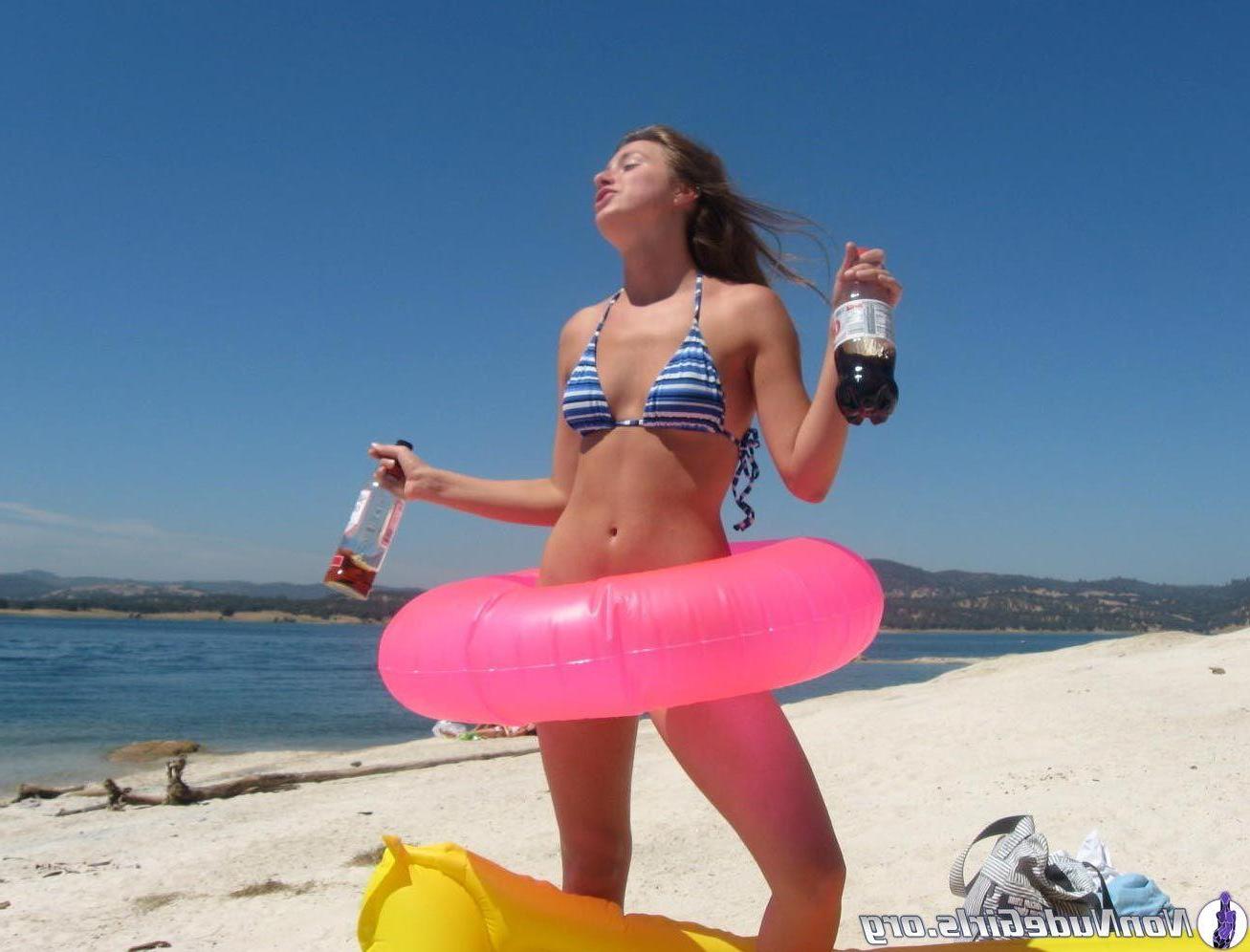 20P Pictures of hot girls teasing with their bodies