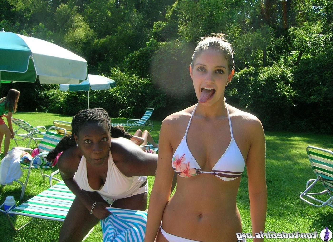 20P Pictures of hot girls teasing with their bodies