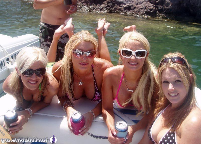 20P Pictures of hot girls teasing with their bodies