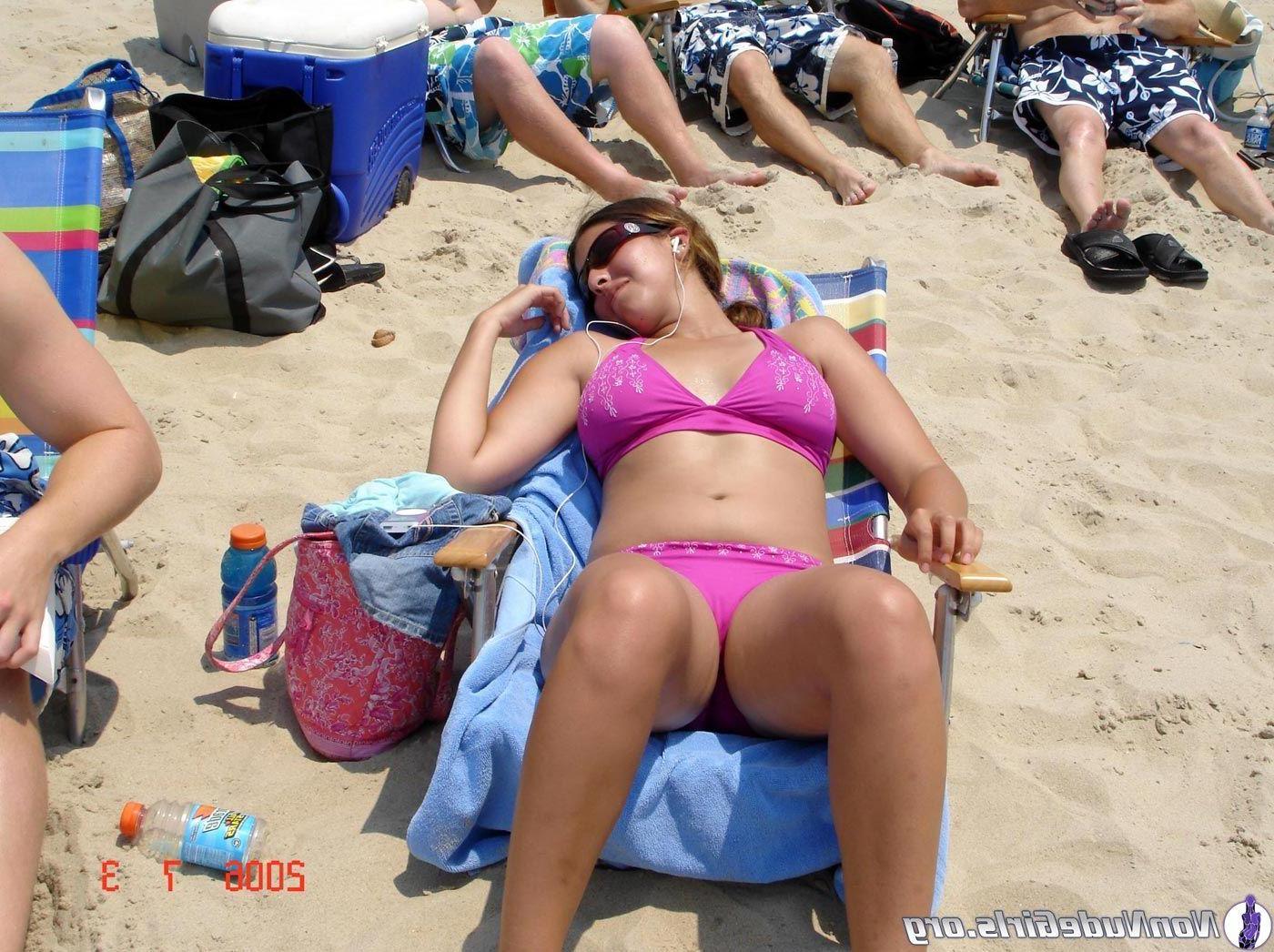 20P Pictures of hot girls teasing with their bodies