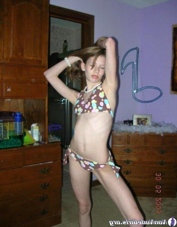 20P Pictures of hot girls teasing with their bodies